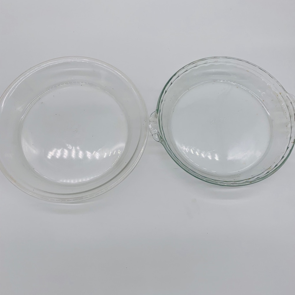 2 Pyrex glass pie/cake dishes